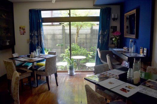 Trong cửa hàng