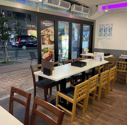 Bên trong cửa hàng