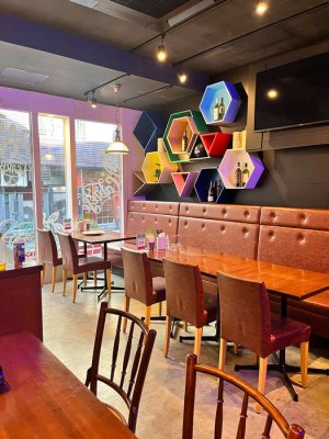 Không gian cửa hàng rực rỡ, đậm chất pop