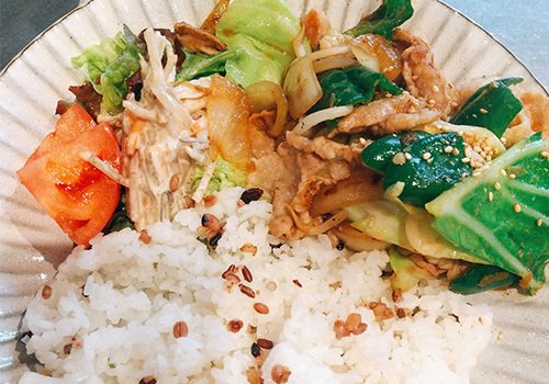 Bữa trưa một đĩa với các món ăn kèm nhà làm