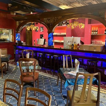 Bên trong cửa hàng