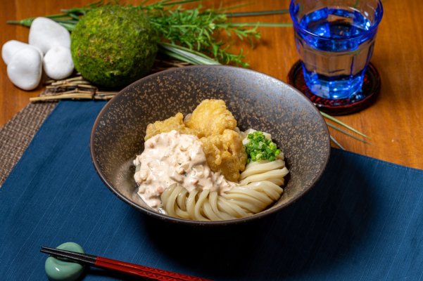 Mì udon với gà tempura và sốt tartar