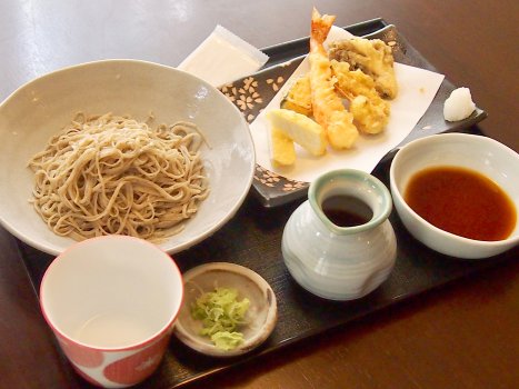 Mì soba lạnh kèm tempura