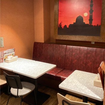 Bên trong cửa hàng