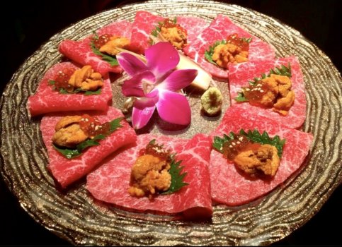 Món đặc sản “Sashimi thịt nạc bò Ozaki phủ nhím biển và trứng cá hồi”