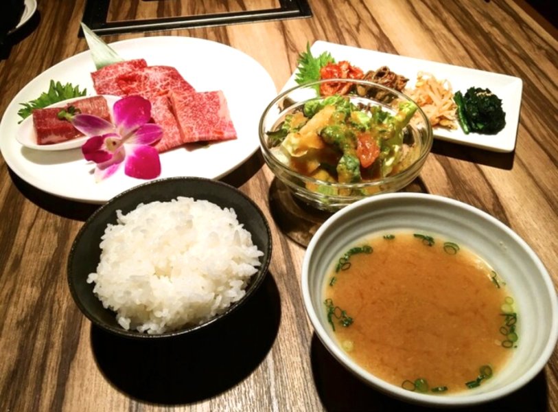 Cũng mở cửa vào buổi trưa!