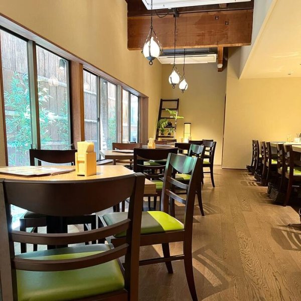 Bên trong cửa hàng