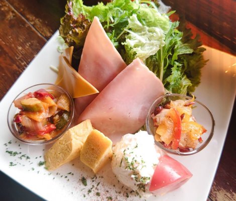 Đĩa salad đồ ăn sẵn
