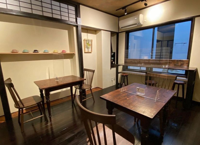 Bên trong cửa hàng