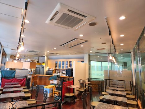 Bên trong cửa hàng