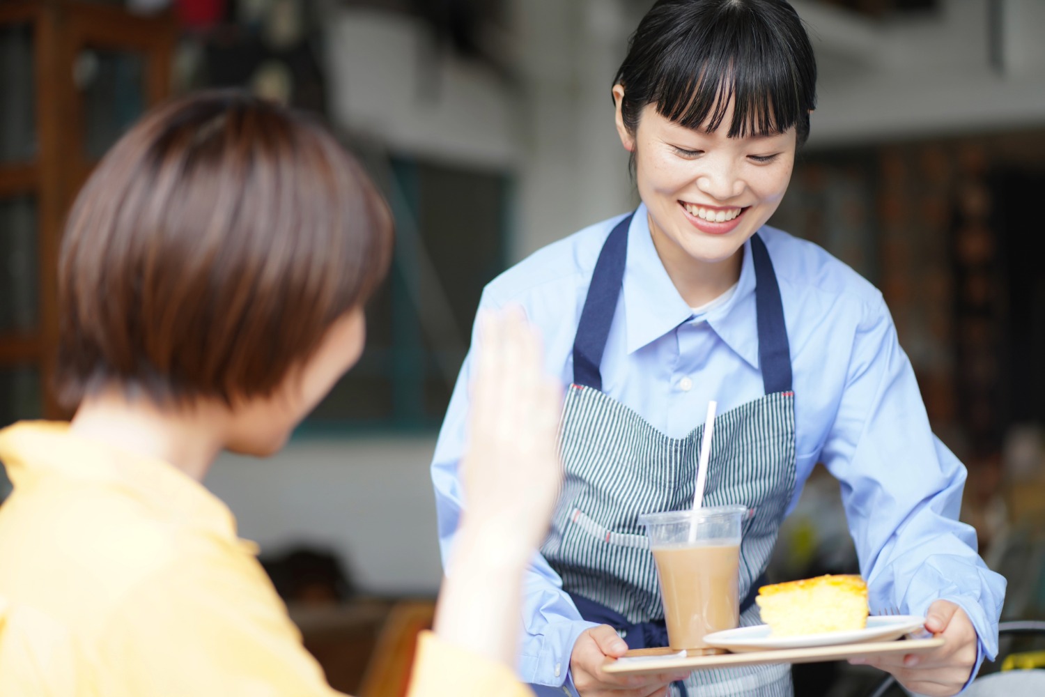Nhân viên đang phục vụ khách tại cửa hàng